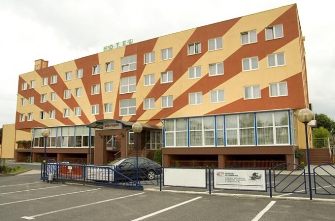 Hotel Restauracja Cukropol Гостынь Экстерьер фото