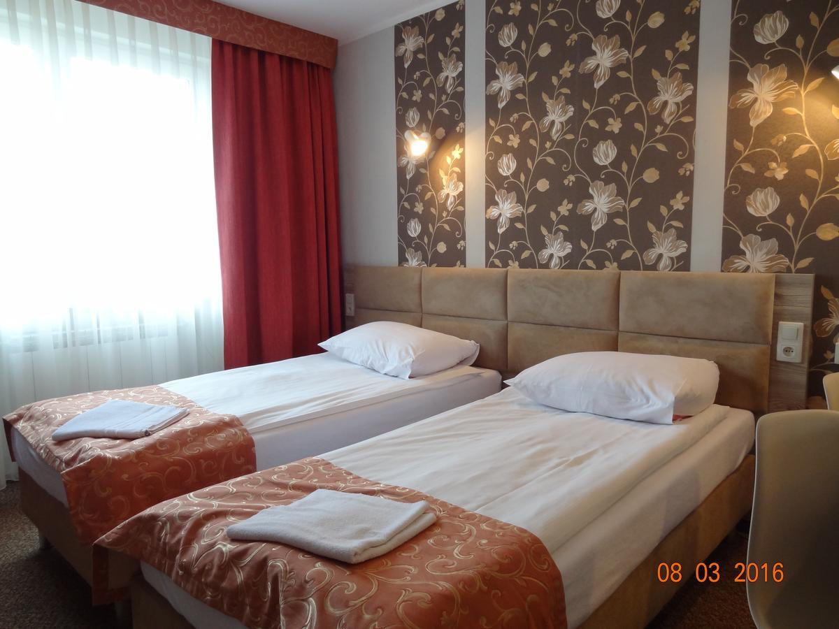 Hotel Restauracja Cukropol Гостынь Экстерьер фото