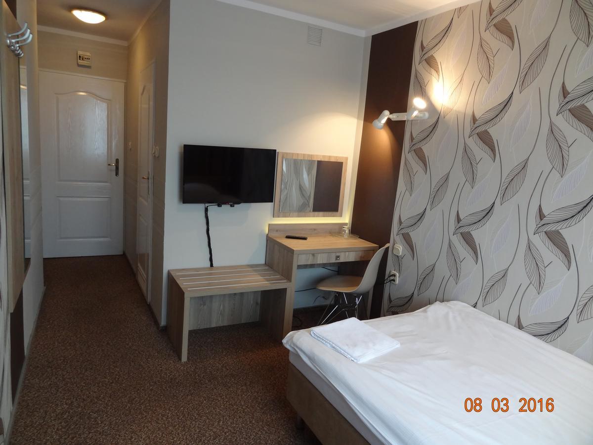 Hotel Restauracja Cukropol Гостынь Экстерьер фото