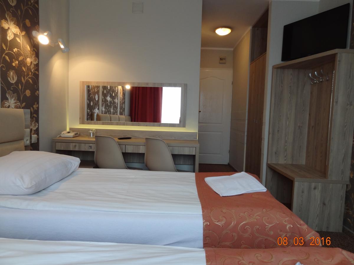 Hotel Restauracja Cukropol Гостынь Экстерьер фото