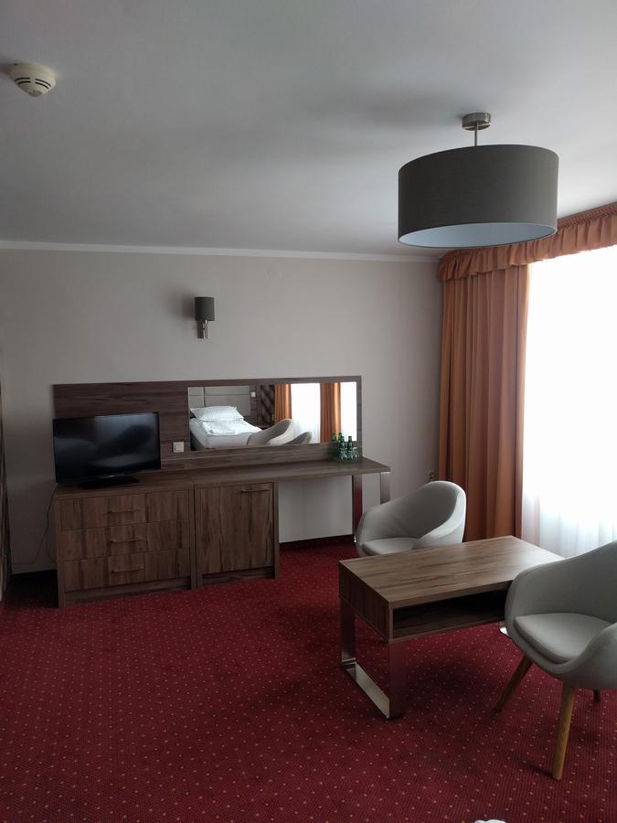 Hotel Restauracja Cukropol Гостынь Экстерьер фото