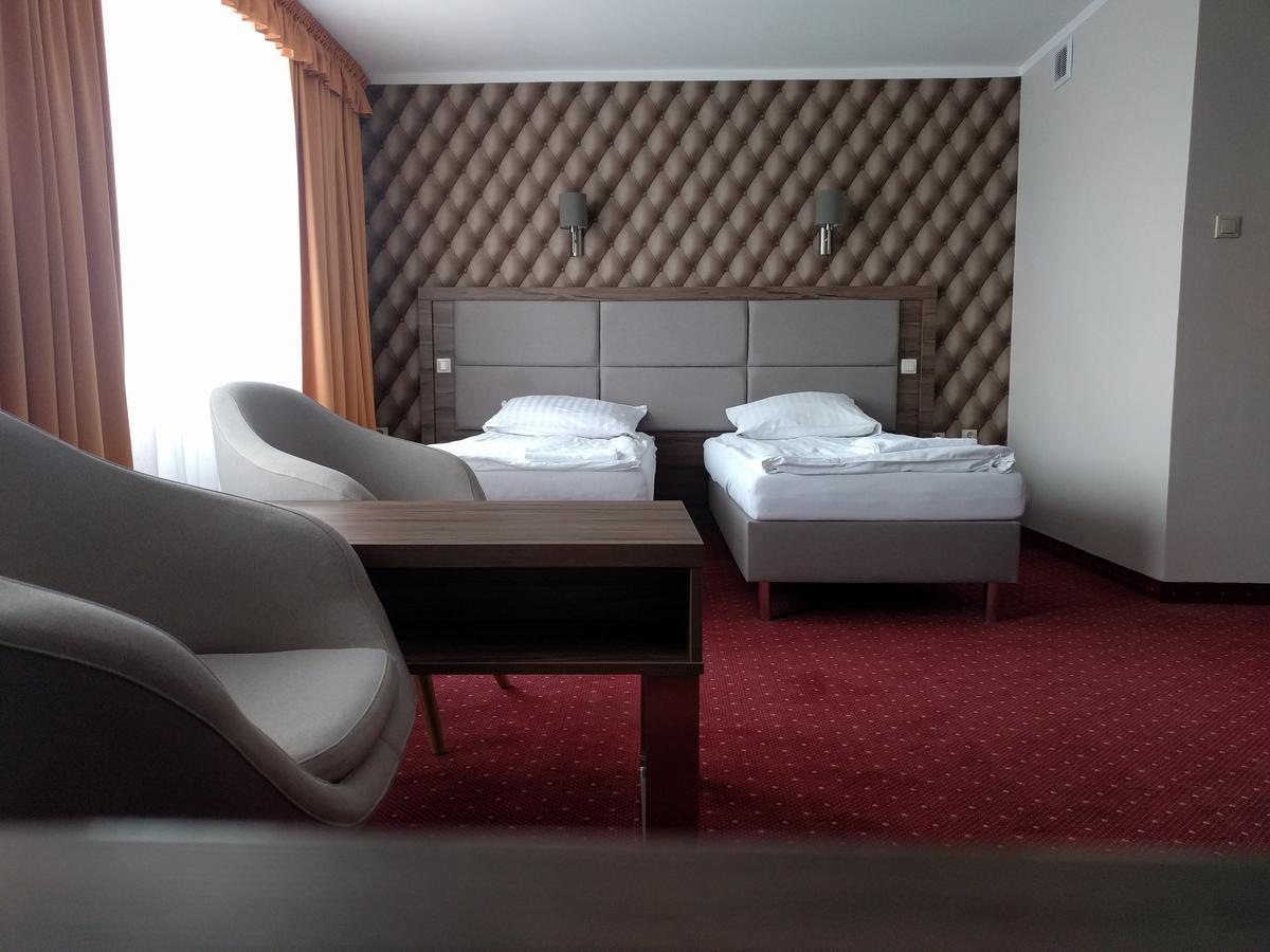 Hotel Restauracja Cukropol Гостынь Экстерьер фото